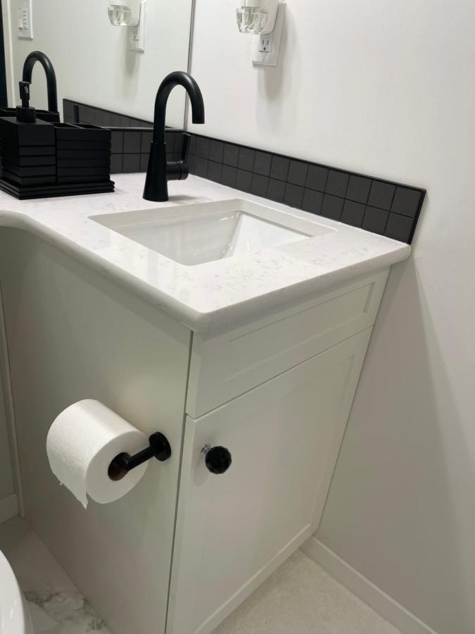 Tastefully Furnished One Bedroom Hébergement de vacances Calgary